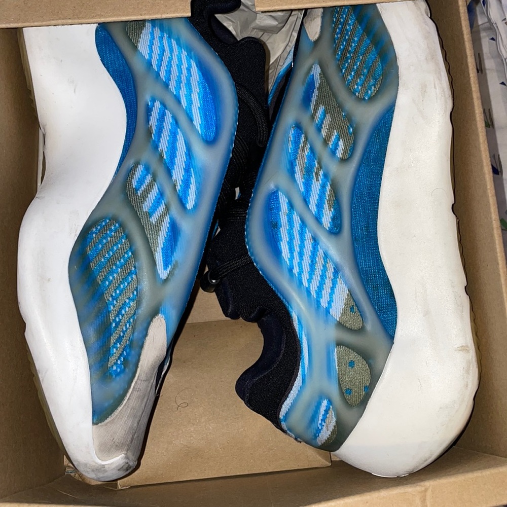 Yeezy 700 v3 size 9 great condo   Will trade for other shoes only size 9
